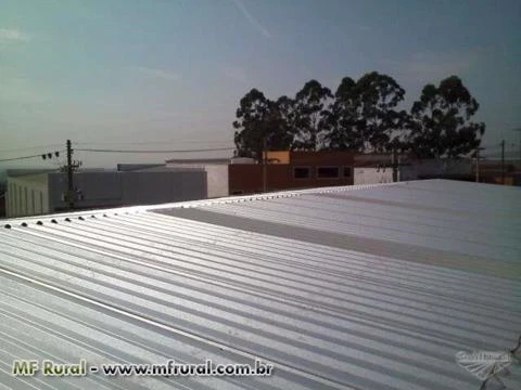 Coberturas com telhas isotérmicas e telhas galvanizadas.