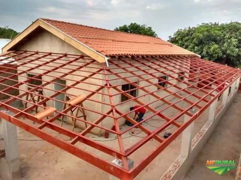 Coberturas com telhas isotérmicas e telhas galvanizadas.