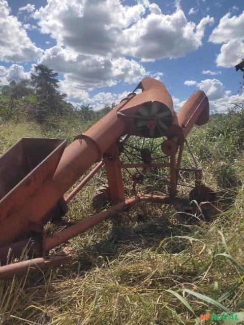 Colhedeira de milho seco com espigas Imagem Colhedeira de milho seco com espigas