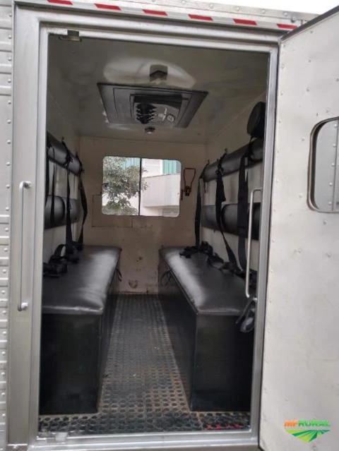 Alugo Caminhão com cabine complementar de 8 a 11 passageiros