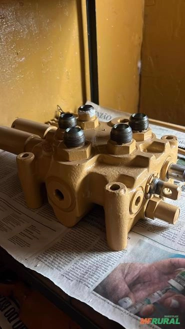 COMANDO HIDRÁULICO DA PÁ CARREGADEIRA CASE Imagem COMANDO HIDRÁULICO DA PÁ CARREGADEIRA CASE