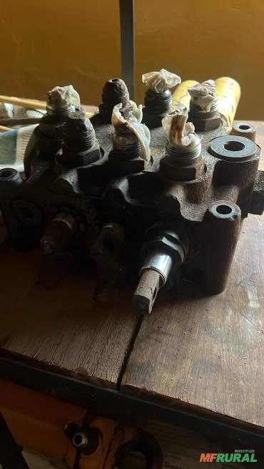 Imagem COMANDO HIDRÁULICO DA PÁ CARREGADEIRA CASE Imagem COMANDO HIDRÁULICO DA PÁ CARREGADEIRA CASE