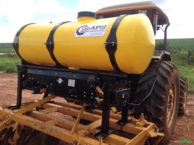 APLICADOR DE DEFENSIVOS COM CONTROLADOR TAXA FIXA 600 lts Imagem APLICADOR DE DEFENSIVOS COM CONTROLADOR TAXA FIXA 600 lts