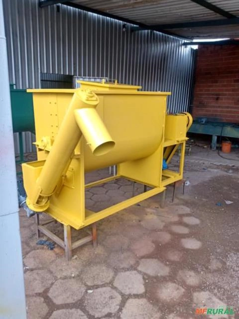 Misturador Horizontal ou Vertical p/ Ração Sal mineral e proteinado Imagem Misturador Horizontal ou Vertical p/ Ração Sal mineral e proteinado