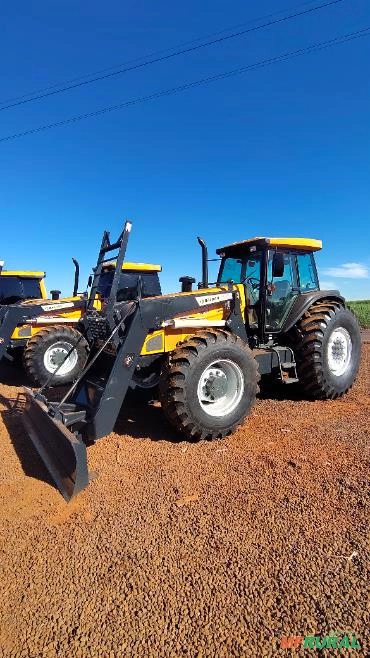Valtra BH185i ano 2011 com Lâmina Imagem Valtra BH185i ano 2011 com Lâmina