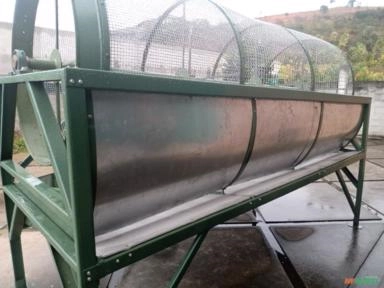 Máquina para beneficiar casca de pinus Imagem Máquina para beneficiar casca de pinus