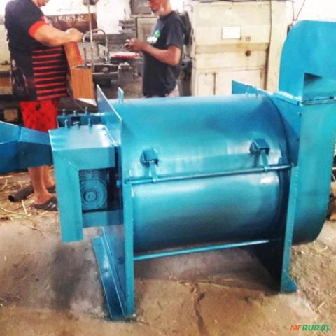 Maquina de bater palha Imagem Maquina de bater palha