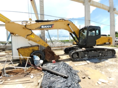 ESCAVADEIRA SANY 235 ANO 2013 Imagem ESCAVADEIRA SANY 235 ANO 2013