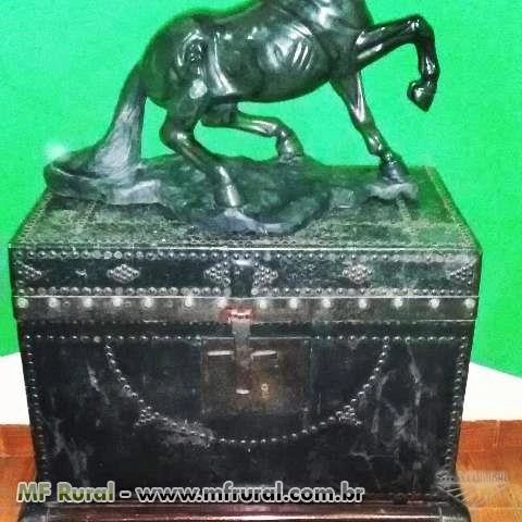 Escultura de cavalo na base da esmeralda