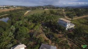 Chácara com 5.000 m2 junto á lagoa e frente para o mar