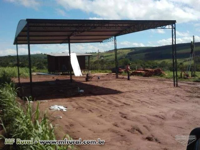 Cobertura metálica medindo 20m x 10m