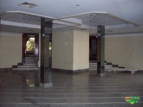 Imagem Prédio inteiro por máquinas pesadas Imagem Prédio inteiro por máquinas pesadas