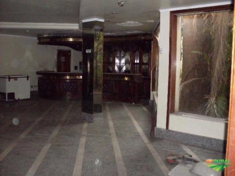 Imagem Prédio inteiro por máquinas pesadas Imagem Prédio inteiro por máquinas pesadas