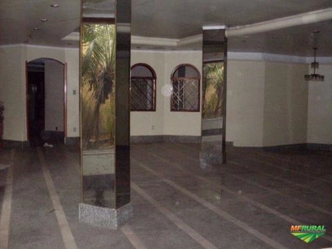 Imagem Prédio inteiro por máquinas pesadas Imagem Prédio inteiro por máquinas pesadas