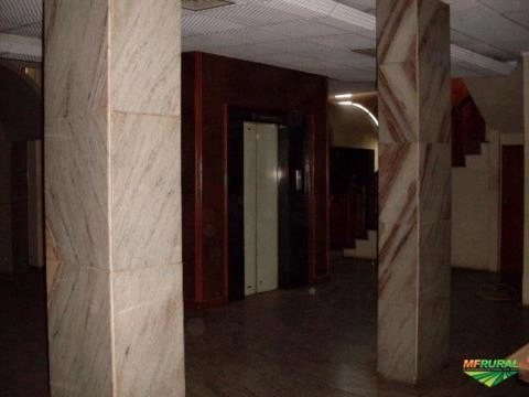 Imagem Prédio inteiro por máquinas pesadas Imagem Prédio inteiro por máquinas pesadas