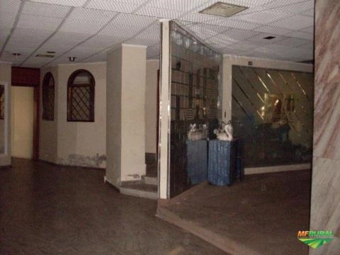 Imagem Prédio inteiro por máquinas pesadas Imagem Prédio inteiro por máquinas pesadas