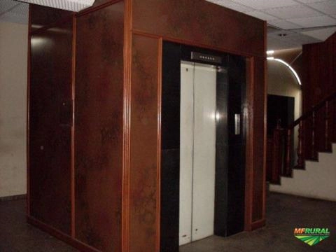 Imagem Prédio inteiro por máquinas pesadas Imagem Prédio inteiro por máquinas pesadas