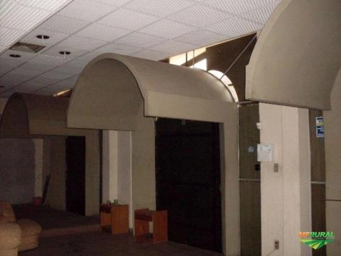 Imagem Prédio inteiro por máquinas pesadas Imagem Prédio inteiro por máquinas pesadas