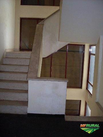 Imagem Prédio inteiro por máquinas pesadas Imagem Prédio inteiro por máquinas pesadas