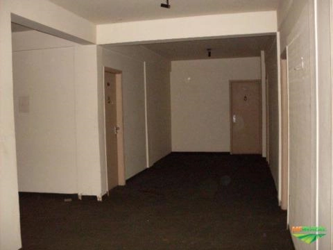 Imagem Prédio inteiro por máquinas pesadas Imagem Prédio inteiro por máquinas pesadas