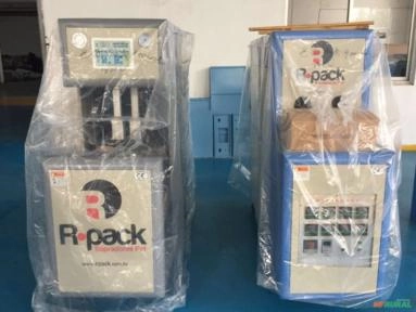 Sopradora Pet Semi-automática c/ 02 Cavidades até 2 Lts e 01 cavidade até 6 lts Imagem Sopradora Pet Semi-automática c/ 02 Cavidades até 2 Lts e 01 cavidade até 6 lts