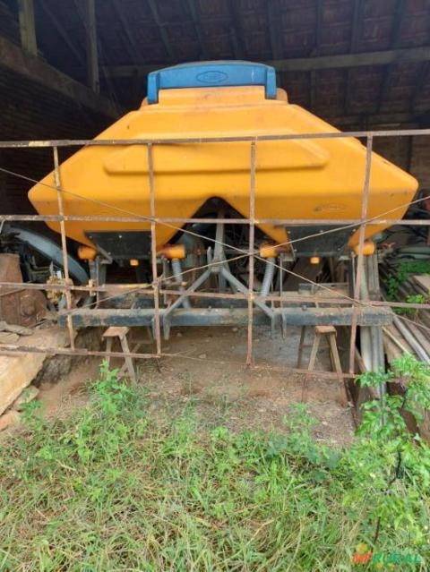 Adubador Cultivador de Cana 1.200 kg com Disco de Corte e Subsolador Imagem Adubador Cultivador de Cana 1.200 kg com Disco de Corte e Subsolador