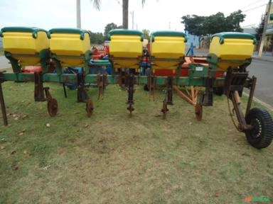 Adubadeira de Milho TATU CP 2 Com 5 Depositos e 5 Conjunto de Discos Aplicadores Imagem Adubadeira de Milho TATU CP 2 Com 5 Depositos e 5 Conjunto de Discos Aplicadores