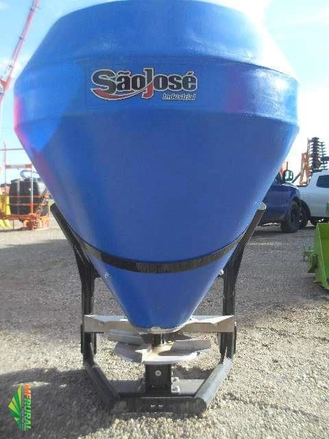 DISTRIBUIDOR DE SEMENTES E ADUBOS SÃO JOSE 600LT Imagem DISTRIBUIDOR DE SEMENTES E ADUBOS SÃO JOSE 600LT