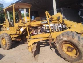 Motoniveladora Caterpillar 120B ano 1977 - Máquina operacional trabalhando