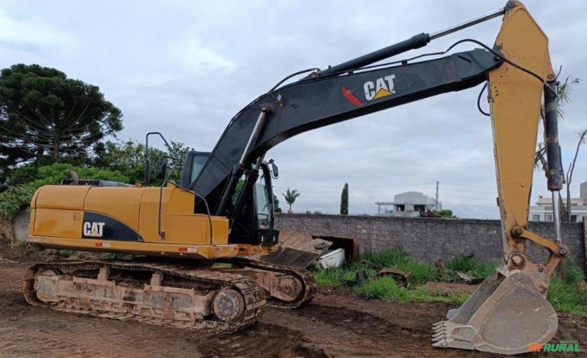 Escavadeira Caterpillar 320D FM com configuração Florestal ano 2015 Imagem Escavadeira Caterpillar 320D FM com configuração Florestal ano 2015
