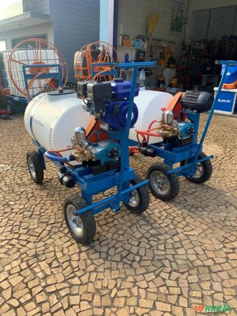 Imagem Pulverizador 200 litros com bomba de pistões e motor Imagem Pulverizador 200 litros com bomba de pistões e motor