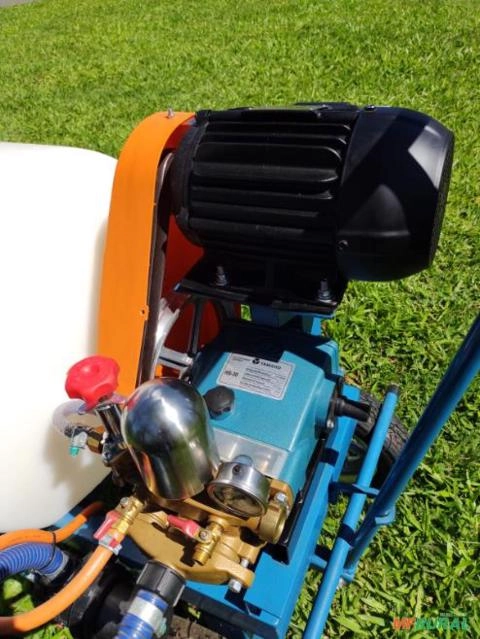 Imagem Pulverizador 200 litros com bomba de pistões e motor Imagem Pulverizador 200 litros com bomba de pistões e motor