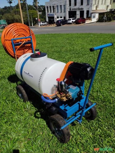 Imagem Pulverizador 200 litros com bomba de pistões e motor Imagem Pulverizador 200 litros com bomba de pistões e motor