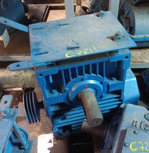 REDUTOR VELOCIDADE ORTOGONAL 1:61 EIXO ENTRADA Ø50mm - C7211 Imagem REDUTOR VELOCIDADE ORTOGONAL 1:61 EIXO ENTRADA Ø50mm - C7211