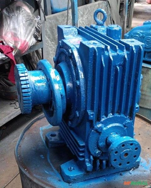 Imagem Redutor velocidade Ortogonal 1:39 eixo entrada Ø35mm - C6881 Imagem Redutor velocidade Ortogonal 1:39 eixo entrada Ø35mm - C6881