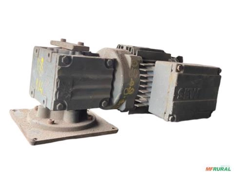 Motoredutor 212rpm 0,25cv (1/4cv) SEW 1:8 Eixo 19mm C9016 - Estado: Usado Imagem Motoredutor 212rpm 0,25cv (1/4cv) SEW 1:8 Eixo 19mm C9016 - Estado: Usado