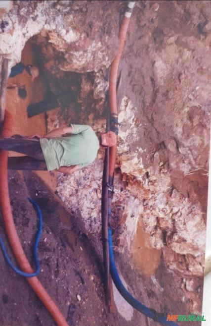 Jazida de quartzo fumê, quartzo branco, e quartzo com feldspato Imagem Jazida de quartzo fumê, quartzo branco, e quartzo com feldspato