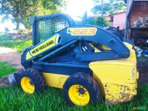 Mini carregadeira New Holland 223