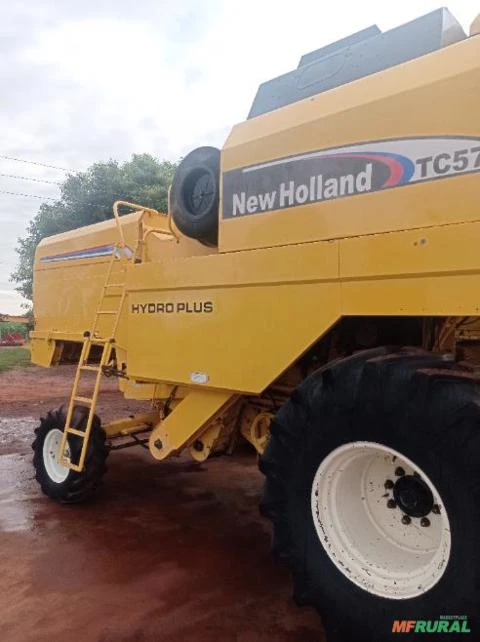 Colheitadeira New Holland TC 57