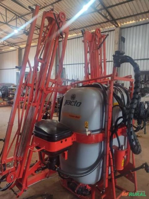 Pulverizador de 800 Litros, usados com 14, 16 e 18 Metros. Imagem Pulverizador de 800 Litros, usados com 14, 16 e 18 Metros.