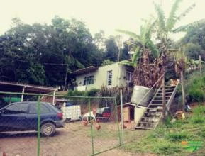 Sitio com área de 20 frente 52 fundo casa recém construída