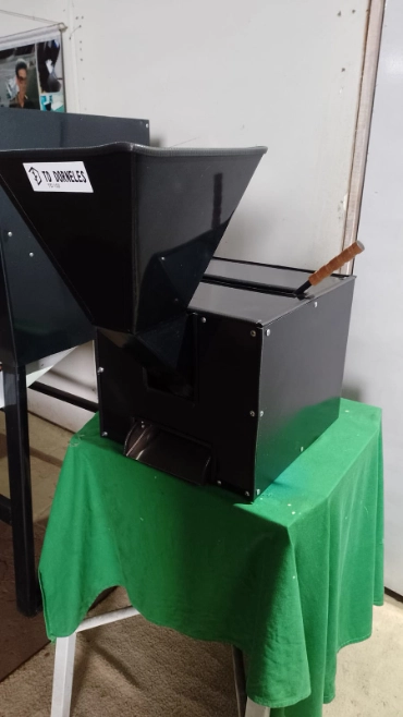 MAQUINA DE DESCASCAR NOZES PECAN - Mod. TD 100 - Manual Imagem MAQUINA DE DESCASCAR NOZES PECAN - Mod. TD 100 - Manual