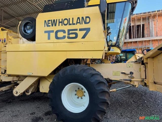 Colheitadeira Agrícola, Marca New Holland, Modelo TC 57, ano 2002 Completa