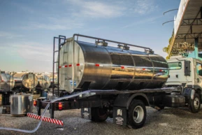 Tanque rodoviário em aço inox para transporte de leite (Usado)