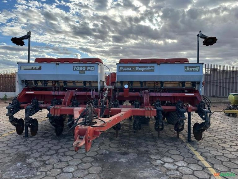 Plantadeira Jumil jm 7090 pneumática 10 linhas Imagem Plantadeira Jumil jm 7090 pneumática 10 linhas