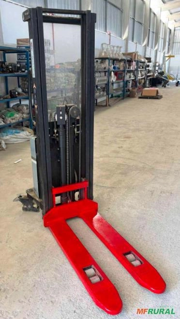 Empilhadeira semi elétrica manual elevação 3,40 m cap.1.000 kgs Imagem Empilhadeira semi elétrica manual elevação 3,40 m cap.1.000 kgs