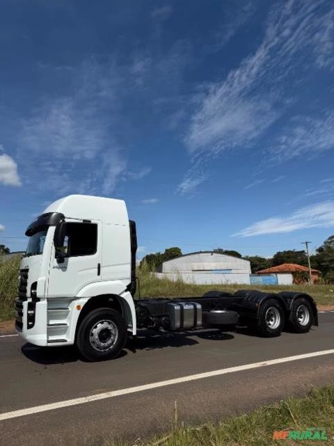 Caminhão VW 26.390 6x4 - Chassi Traçado para Rollon ou Munck Imagem Caminhão VW 26.390 6x4 - Chassi Traçado para Rollon ou Munck