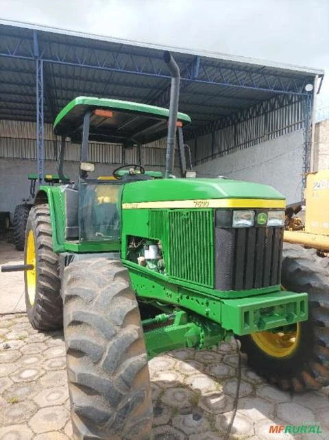 Trator John Deere 7500 ano 2004