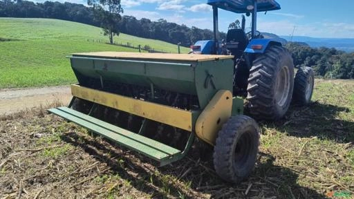 Semeadeira 15 linhas para trigo aveia azevém e mix de cobertura Imagem Semeadeira 15 linhas para trigo aveia azevém e mix de cobertura