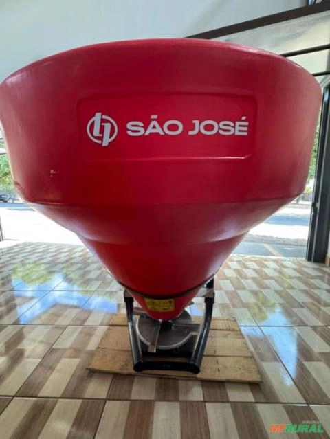 Imagem Distribuidor de Adubo, Ureia e Sementes – 600 LTS Imagem Distribuidor de Adubo, Ureia e Sementes – 600 LTS